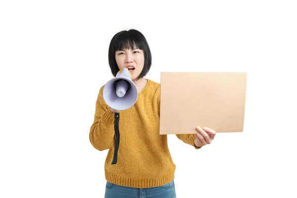 Joven mujer asiática gritando a través de megáfono sosteniendo una pancarta, aislado. — Foto de Stock