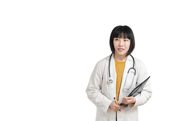 Młoda azjatycka lekarz patrząc na bok z piórem i folderu, izolowane. — Zdjęcie stockowe