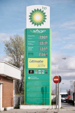 Madrid, İspanya. 12 Mart 2022: BP İngiliz Petrol totemi benzin fiyatlarını gösteriyor.