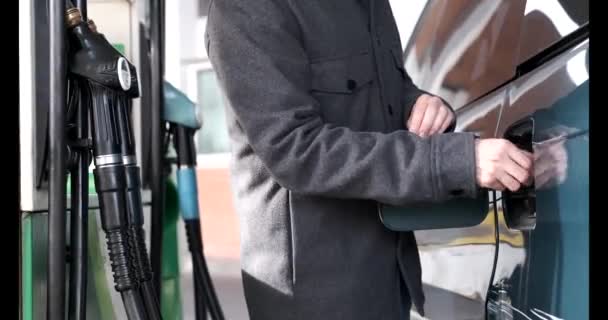 Madrid, Espagne. 12 mars 2022 : Un homme méconnaissable remplit son réservoir de véhicules avec du diesel. — Video