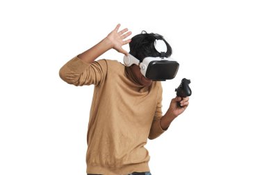 Genç Perulu adam joystick ve vr kulaklıkla terör oyunları oynuyor, izole edilmiş..