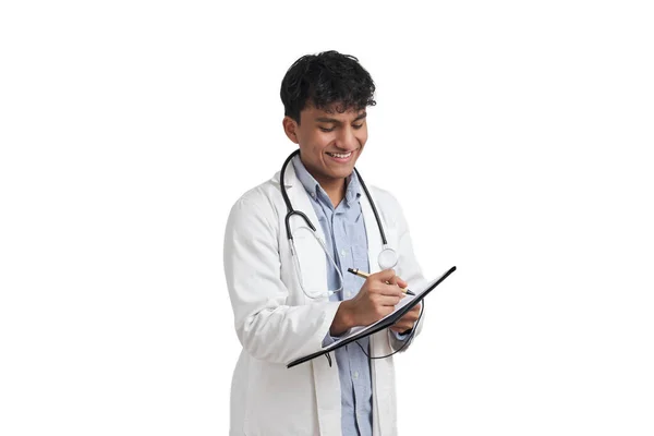 젊은 페루 남성 의사가 웃으며 의학 보고서를 쓰는 모습, 고립된 모습. — 스톡 사진