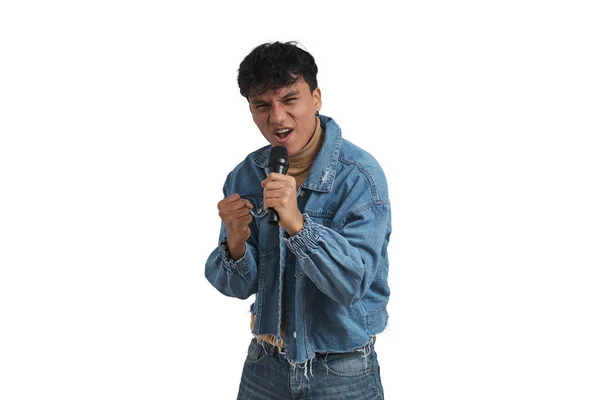 Junger peruanischer Mann singt mit Mikrofon, isoliert. — Stockfoto