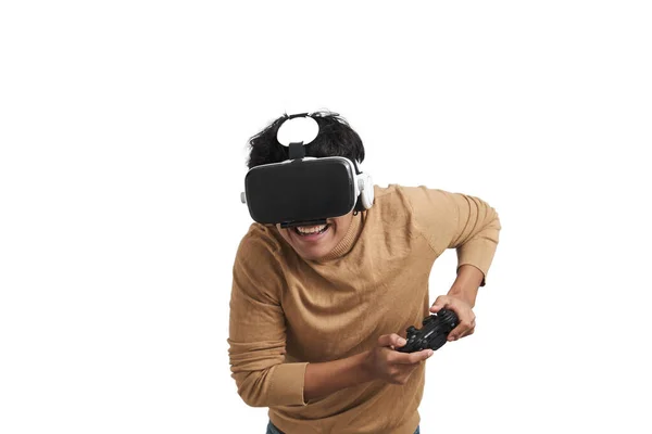 Giovane uomo peruviano giocare con joystick e auricolare VR, isolato. — Foto Stock