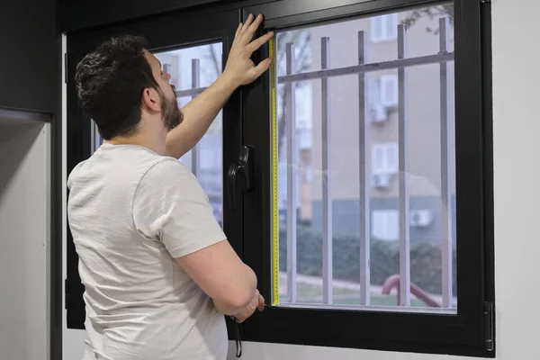 Vidrio de ventana de medición hombre para instalar vinilo de ventana esmerilada. —  Fotos de Stock