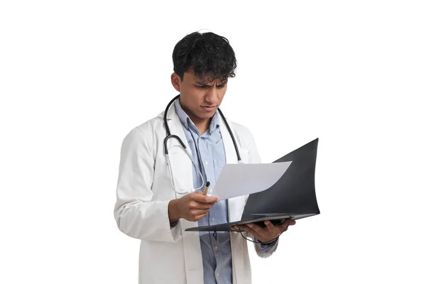 Fiatal perui férfi orvos aggodalomra olvas orvosi jelentést, izolált. — Stock Fotó
