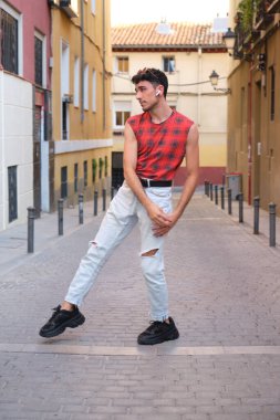 Sokakta dans eden uzun takma tırnaklı beyaz bir genç adam, modern dans..