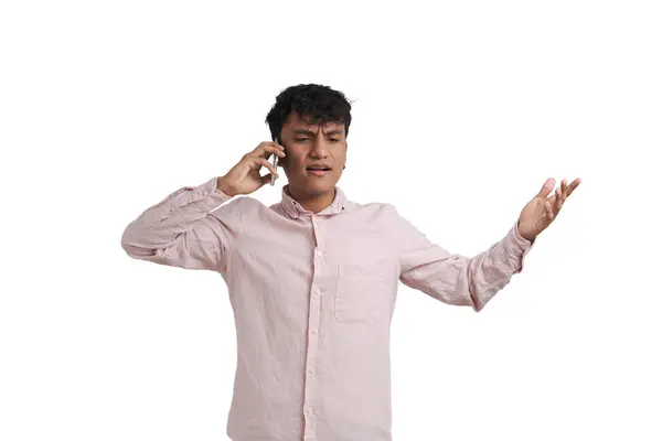 Joven peruano enojado hablando por teléfono, aislado. — Foto de Stock