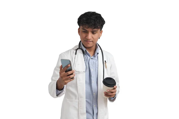 Perulu genç erkek doktor telefonda bir fincan kahveyle sohbet ediyor.. — Stok fotoğraf
