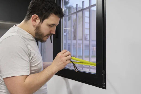 Vidrio de ventana de medición hombre para instalar vinilo de ventana esmerilada. —  Fotos de Stock