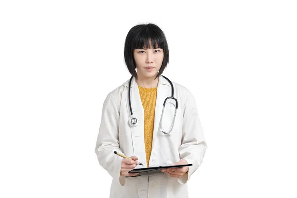 Młoda Azjatycka Lekarka Długopisem Folderem Patrząca Kamerę Odizolowana Białym Tle — Zdjęcie stockowe