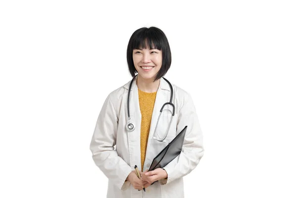 Молода Азіатська Жінка Лікар Посміхається Дивиться Сторону Ізольована Білому Тлі — стокове фото