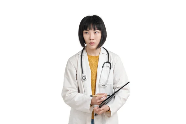 若いアジアの女性医師は驚いて 側を見て 白い背景に隔離された — ストック写真