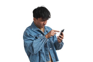 Perulu genç bir adam telefon ekranını işaret ediyor. Endişeli. Beyaz arkaplan üzerinde izole edilmiş.