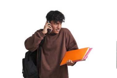 Genç Perulu öğrenci akıllı telefondan konuşuyor ve omuz silkiyor. Beyaz arkaplan üzerinde izole edilmiş.