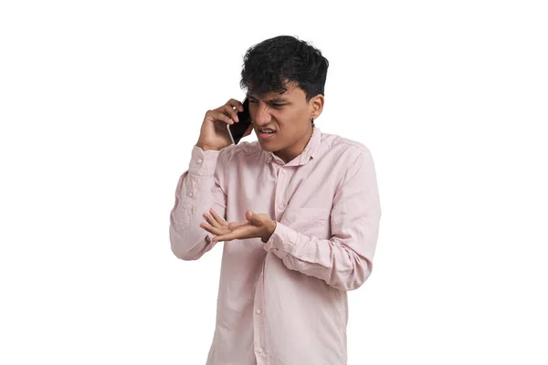Joven Peruano Enojado Encogiéndose Hombros Hablando Por Teléfono Aislado Sobre — Foto de Stock