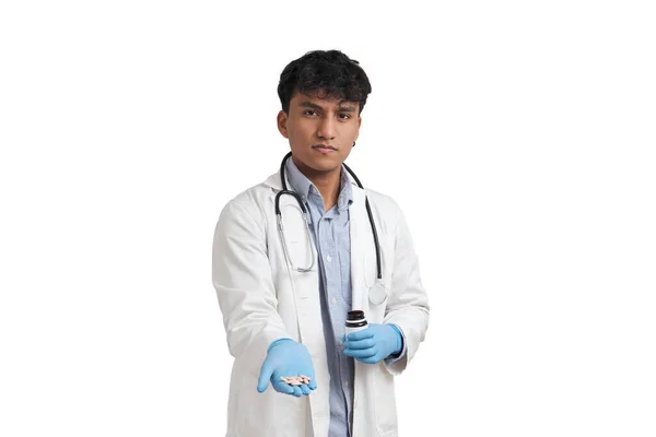 Młody Peruwiański Lekarz Pokaże Tabletki Ręce Przed Kamerą Izolacja Białym — Zdjęcie stockowe