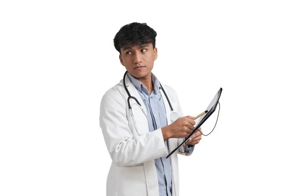 年轻的秘鲁男医生指着文件夹里的文件 在白色背景下被隔离 — 图库照片