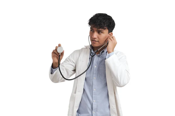 Портрет Молодого Перуанського Лікаря Який Використовує Стетоскоп Ізольовані Білому Тлі — стокове фото