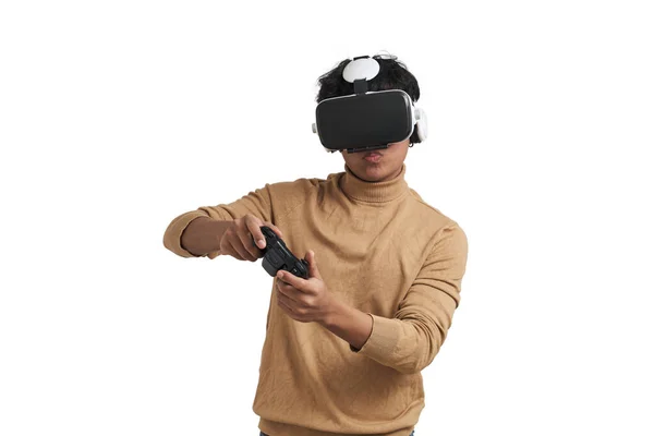 年轻的波斯人拿着操纵杆和耳机玩电子游戏 在白色背景下被隔离 — 图库照片