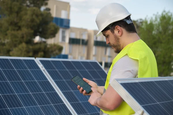 Tecnico Che Utilizza App Smartphone Controllo Della Centrale Solare Fotovoltaica — Foto Stock