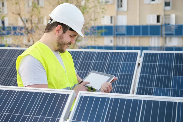 Tecnico Che Utilizza Tablet Controllo Della Generazione Energia Solare Fotovoltaica — Foto Stock