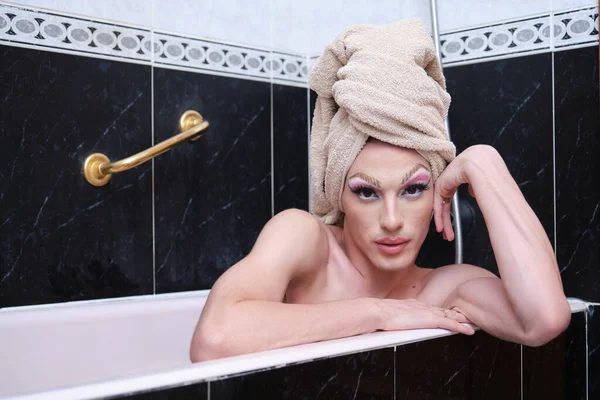 Перетащите королеву с игрушкой на голове, позируя внутри ванны. — стоковое фото