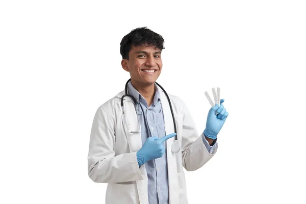 Perulu genç erkek doktor, elinde negatif covid-19 antijen testleri var.. — Stok fotoğraf