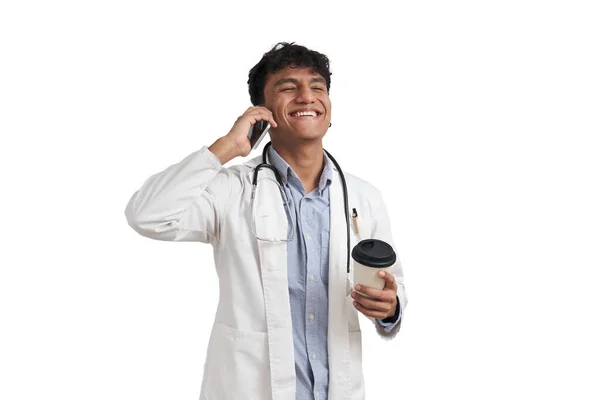 Genç Perulu erkek doktor telefonda kahveyle gülüyor ve konuşuyor.. — Stok fotoğraf