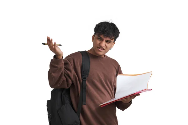 Ung peruviansk studerende trækker på skuldrene, mens du gennemgår hans klasse noter, isoleret. - Stock-foto
