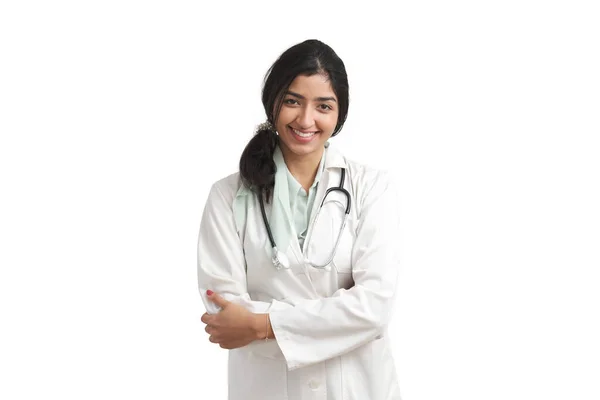 Genç Venezuelalı kadın doktor kameraya bakıyor ve gülümsüyor.. — Stok fotoğraf
