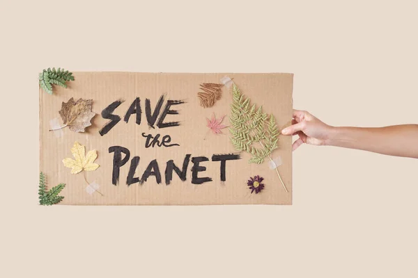 Hand holds a cardboard with an inscription: Save the planet. — Stock Photo, Image