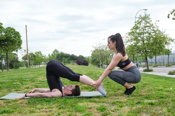 Personal Trainer Femminile Aiutare Giovane Parco Allungare Schiena Gambe Esercizi — Foto Stock