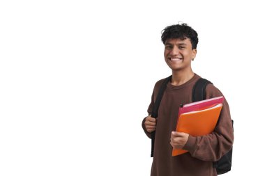 Dosyaları ve sırt çantasını tutan genç Perulu öğrenci, izole edilmiş..