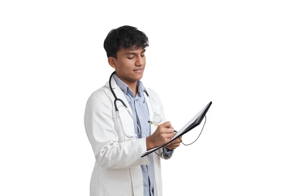 年轻的秘鲁男医生在文件夹上写医疗报告，孤立无援. — 图库照片