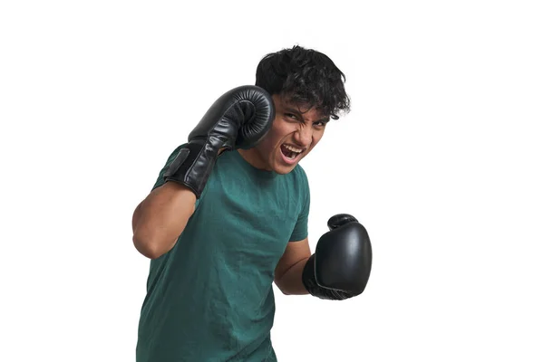 Ung peruansk boxare förbereder sig för att kasta en krok, isolerad. — Stockfoto