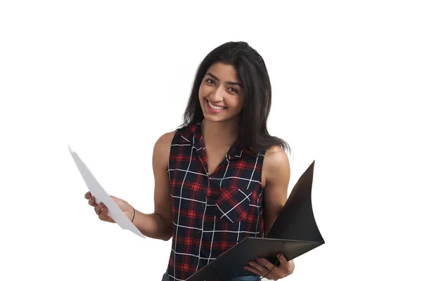 Молодий венесуельський студент посміхається, тримає папери і папку, ізольовані. — стокове фото