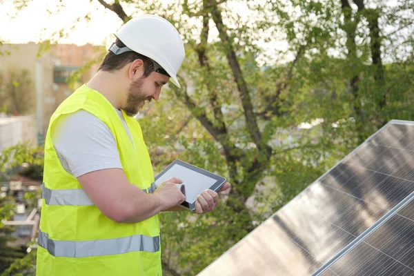 Tecnico che utilizza tablet per il controllo della centrale solare fotovoltaica. — Foto Stock