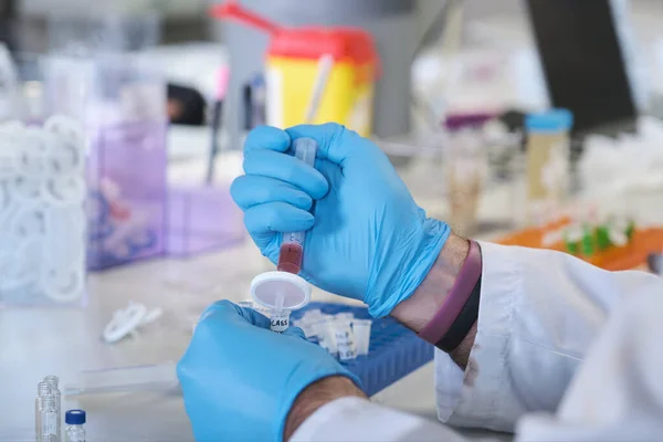 Scientist in white lab coat filter sample at chemical laboratory. — Zdjęcie stockowe