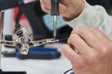 Teknisyen teneke lehimleme timsah kablosu.