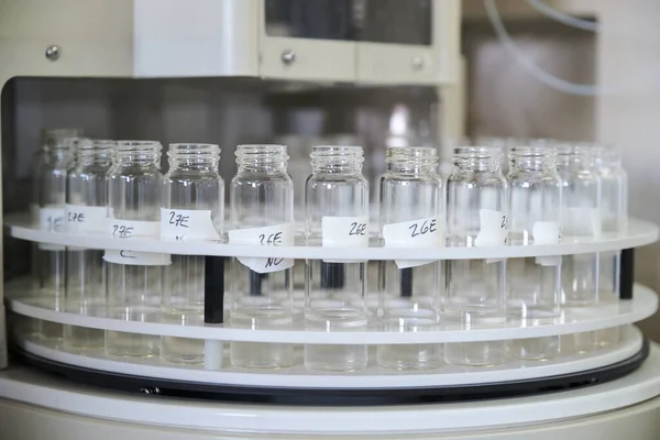 Samples at a total organic carbon analyzer autosampler. — Zdjęcie stockowe