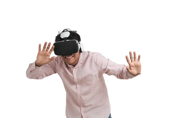 Jonge peruviaanse man lacht met behulp van virtual reality headset, geïsoleerd. — Stockfoto
