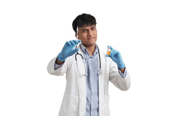 Genç Perulu bir erkek doktor elinde şırınga ve küçük bir şişe tutuyor.. — Stok fotoğraf