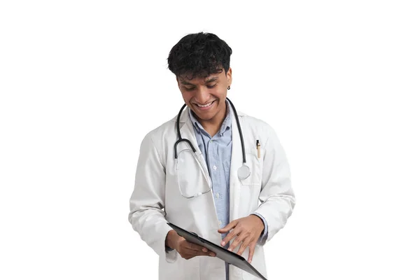 Joven médico masculino peruano sonriendo y mirando tímidamente hacia abajo, aislado. — Foto de Stock