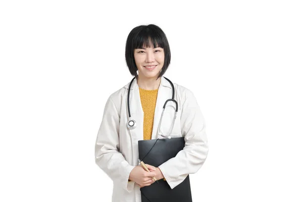 Ung asiatisk kvinnlig läkare ler och tittar på kameran, isolerad. — Stockfoto