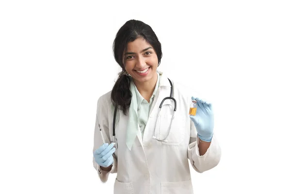 委内瑞拉年轻女医生，手持注射器和小瓶，与外界隔绝. — 图库照片