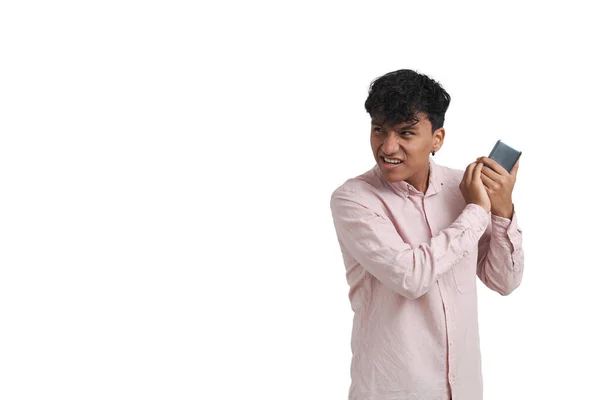 Νεαρός Περουβιανός που καλύπτει τον τηλεφωνικό δέκτη για ιδιωτική συζήτηση, απομονωμένος. — Φωτογραφία Αρχείου