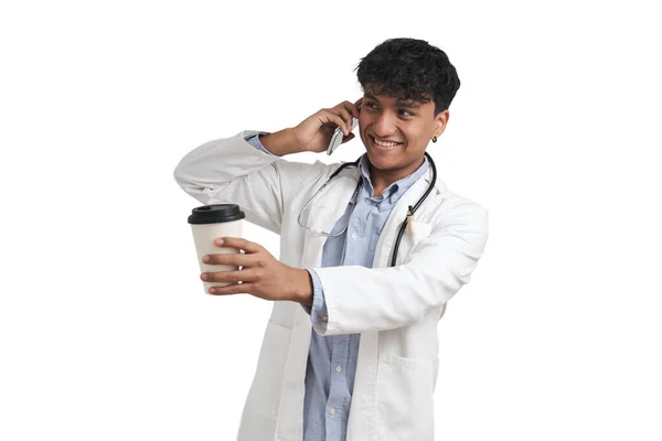Młody peruwiański lekarz uśmiech i rozmawiać przez telefon z kawą, odizolowany. — Zdjęcie stockowe