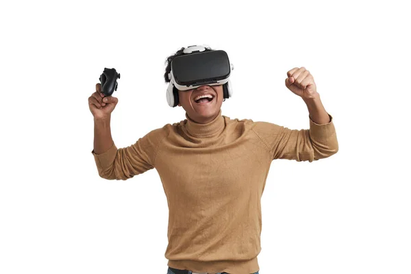 Giovane uomo peruviano giocare con joystick e auricolare VR, isolato. — Foto Stock