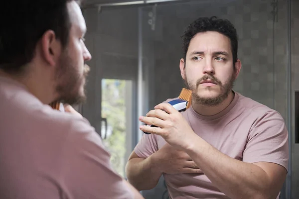 Reflejo Del Joven Afeitándose Con Trimmer Delante Del Espejo Baño — Foto de Stock